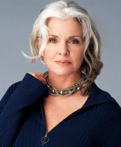 تطبيق للقاء النساء الأكبر سنا بأمان.